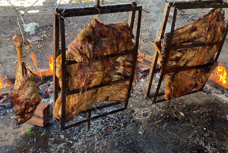 Imagem de cordeiro suculento feito no fogo de chão