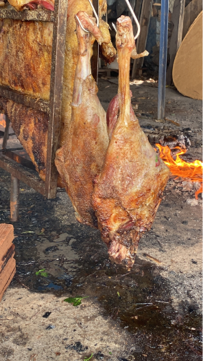 Imagem de coxa de cordeiro lindo feito no fogo de chão