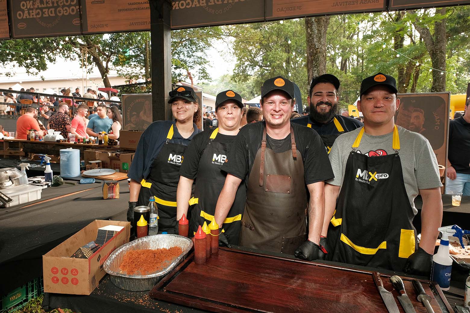 Imagem do Lucas nascimento em um evento com a equipe
